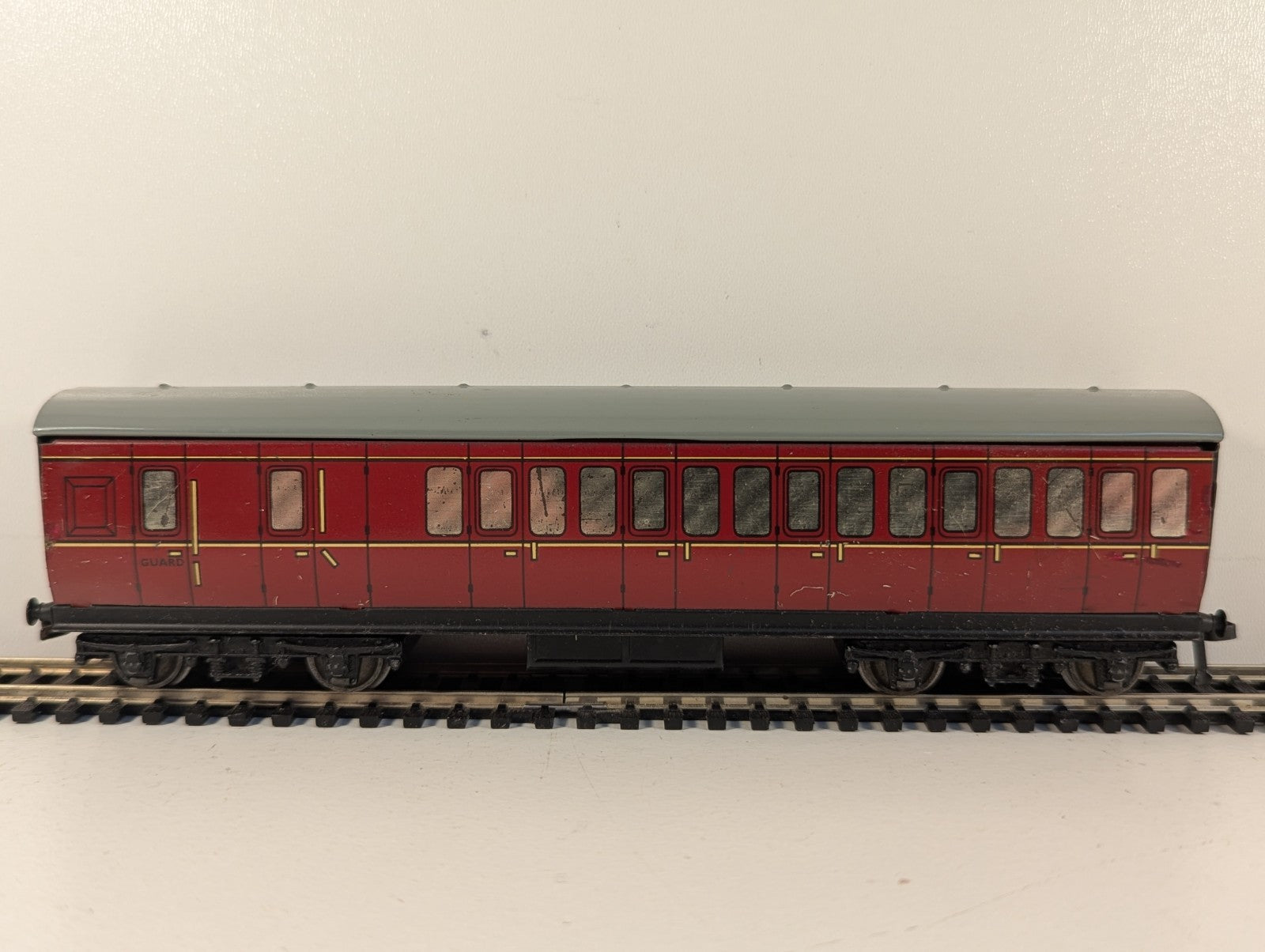 Hornby Dublo OO Gauge BR Mk1 Suburban Composite Brake Coach - Maroon