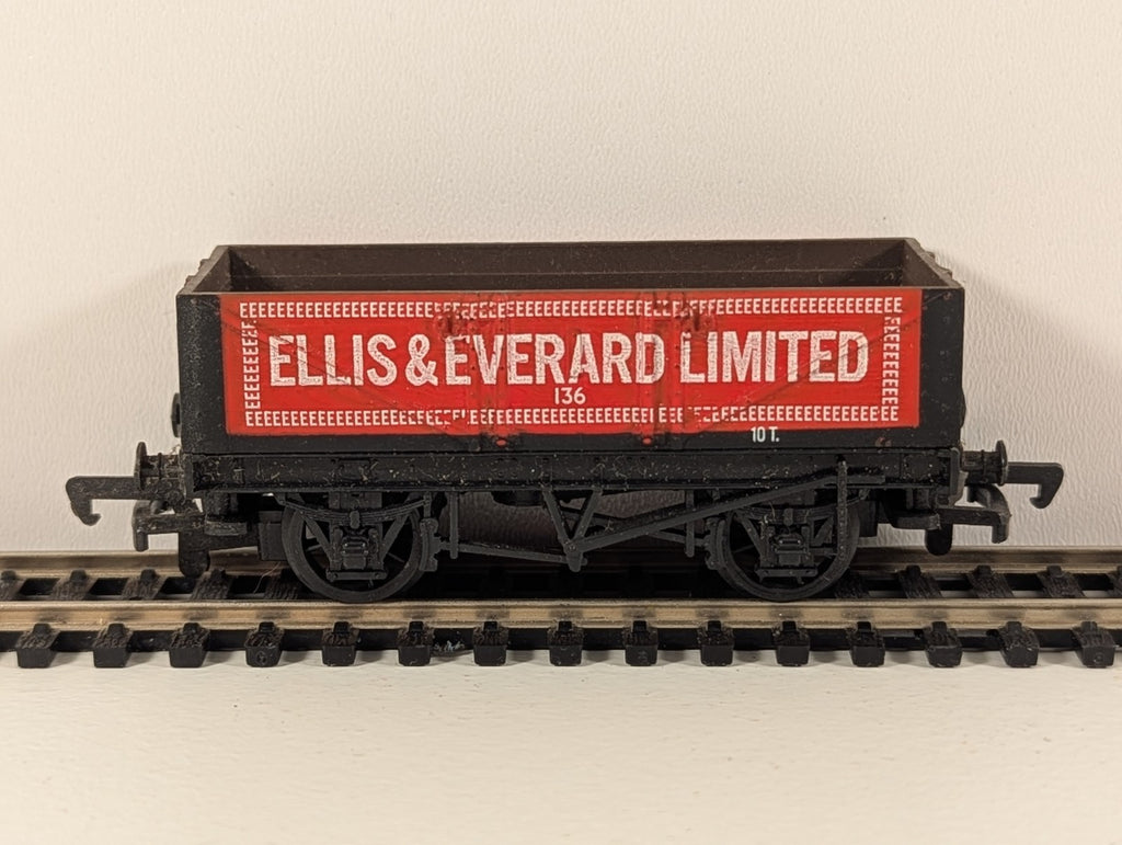 Mainline 37-131 OO Gauge 5-Plank Open Wagon – Ellis & Everard Ltd – No. 136