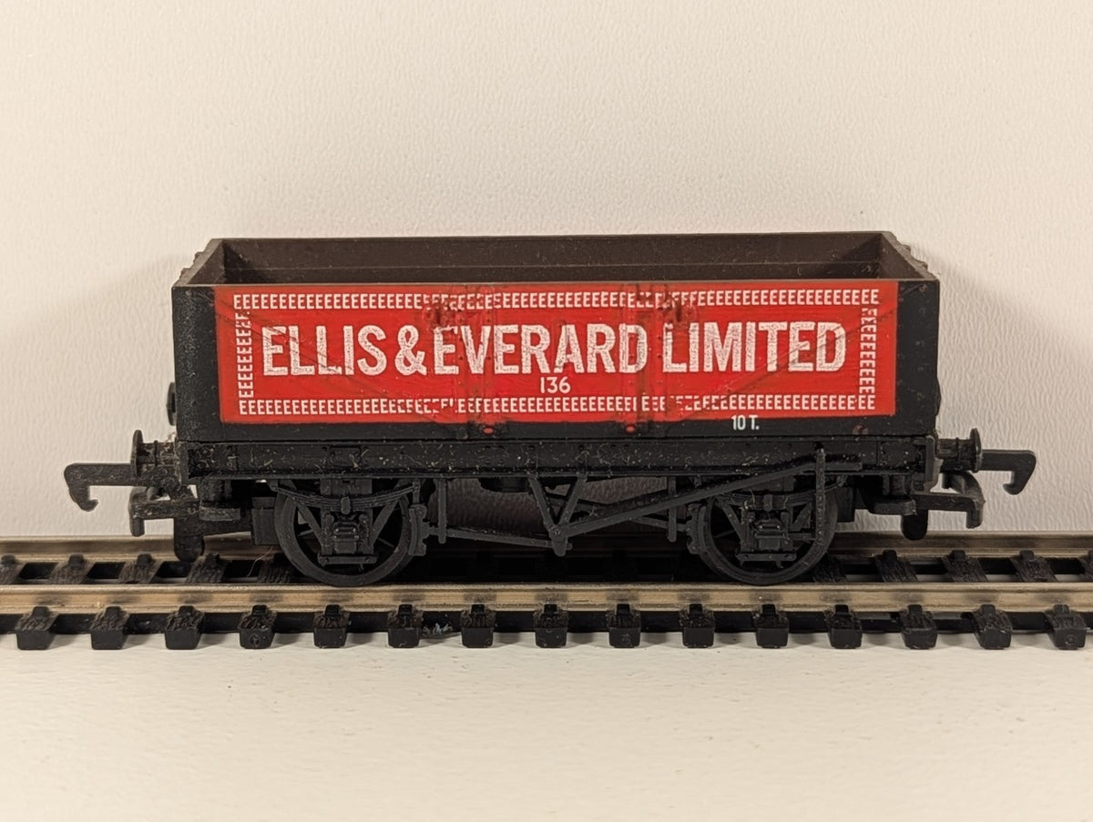 Mainline 37-131 OO Gauge 5-Plank Open Wagon – Ellis & Everard Ltd – No. 136