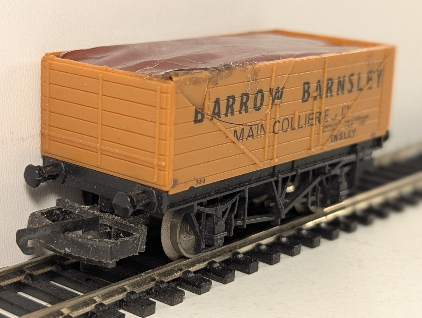 Lima OO Gauge 7-Plank Wagon Barrow Barnsley Goods Wagon