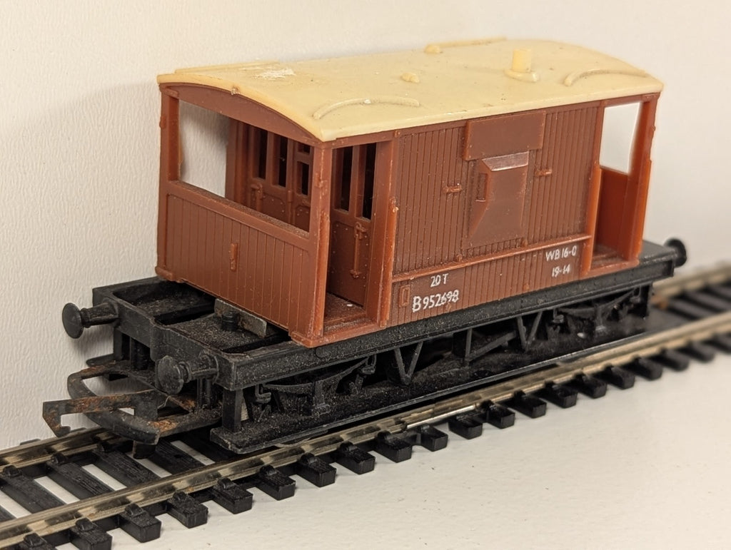 Tri-ang R016 BR 20-Ton Brake Van – OO Gauge