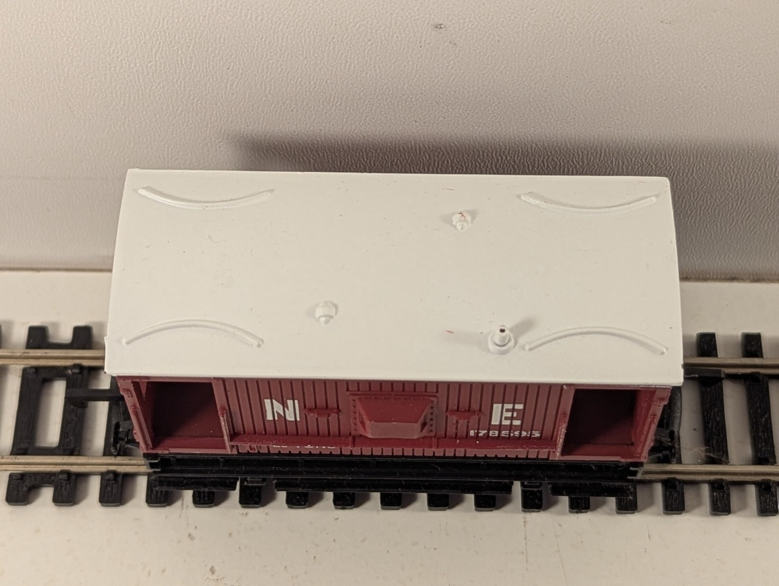 Mainline 37-140 LNER 20 Ton Brake Van Brown OO Gauge