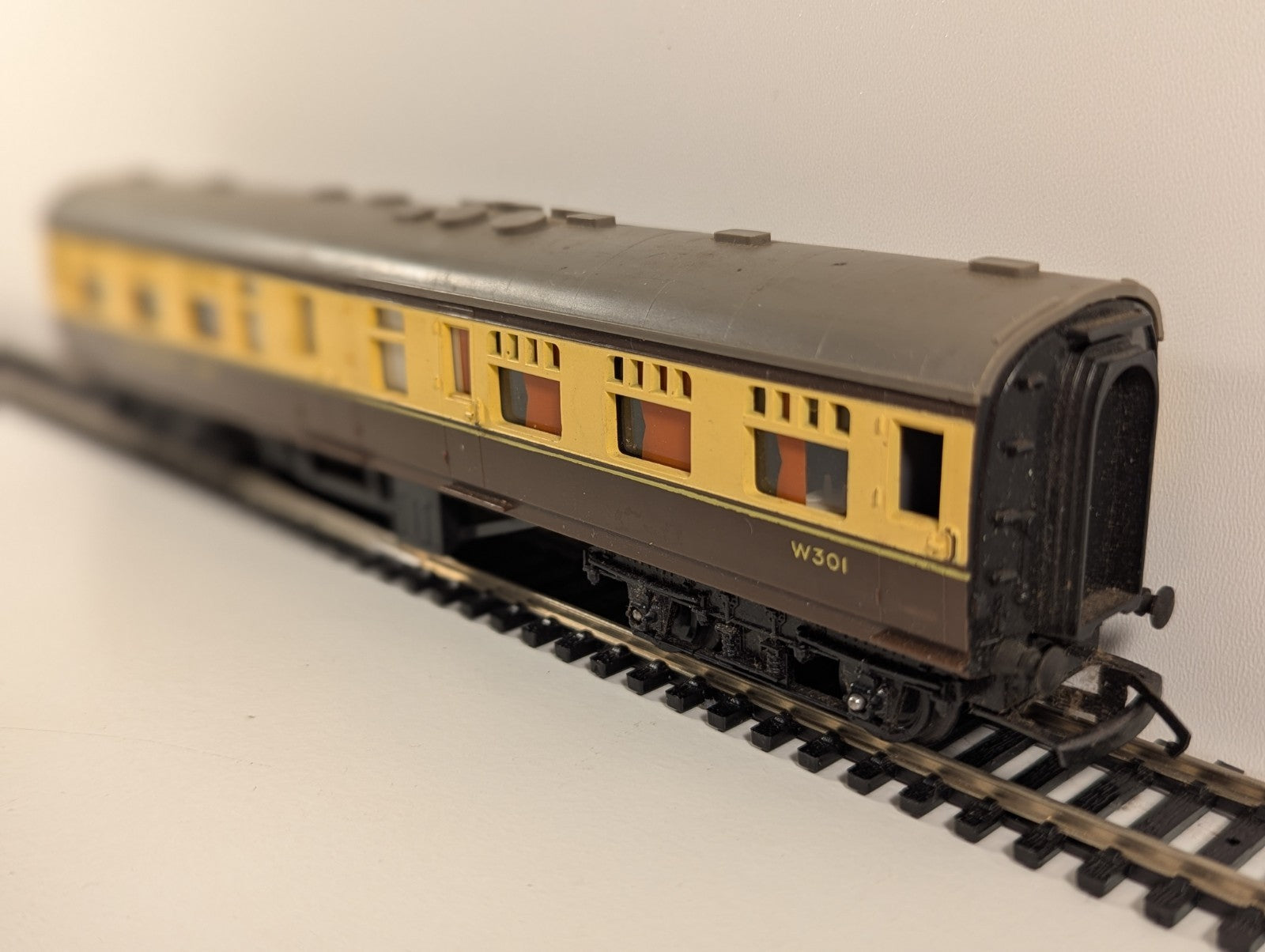 Tri-ang R331 OO Gauge W.R. Restaurant Car – No. W301