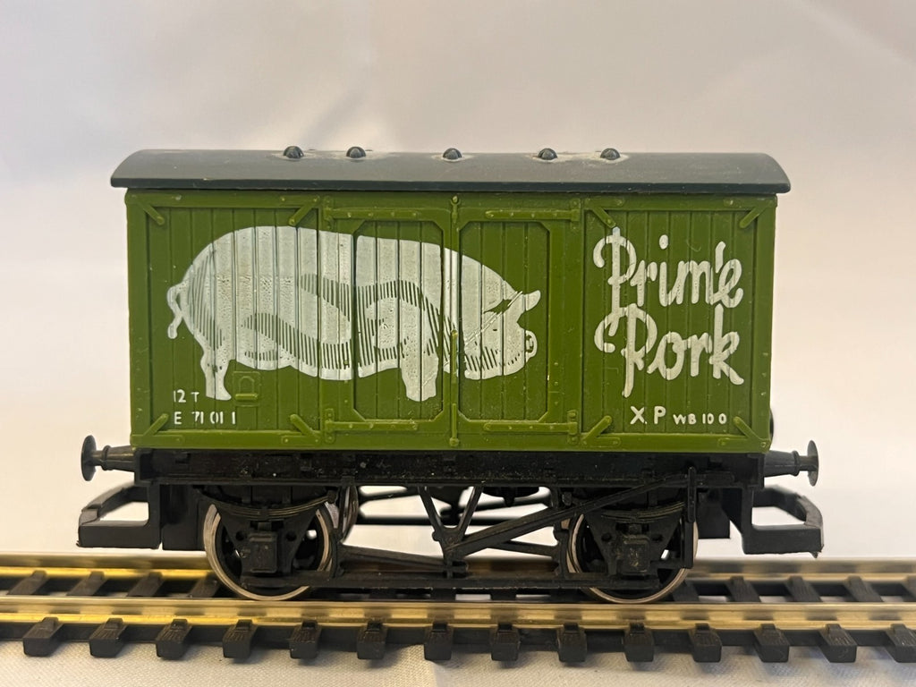 Hornby R216 OO Gauge Prime Pork Closed Wagon