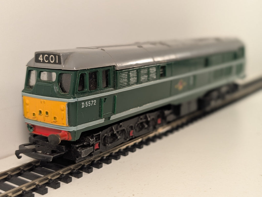 Tri-ang Hornby R3572 OO Gauge BR Class 31 Diesel Locomotive D5572 Missing Buffer