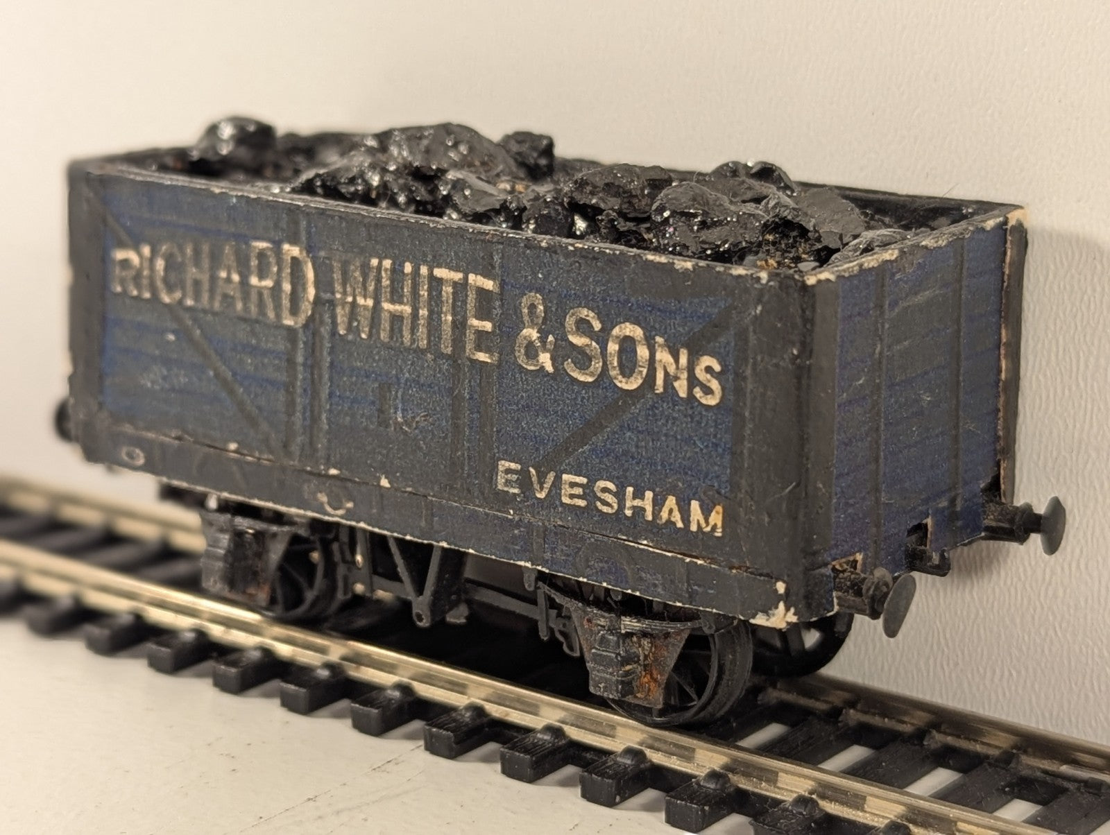 Peco Products R52-3W OO Gauge 7 Plank Wagon Richard White - missing coupler