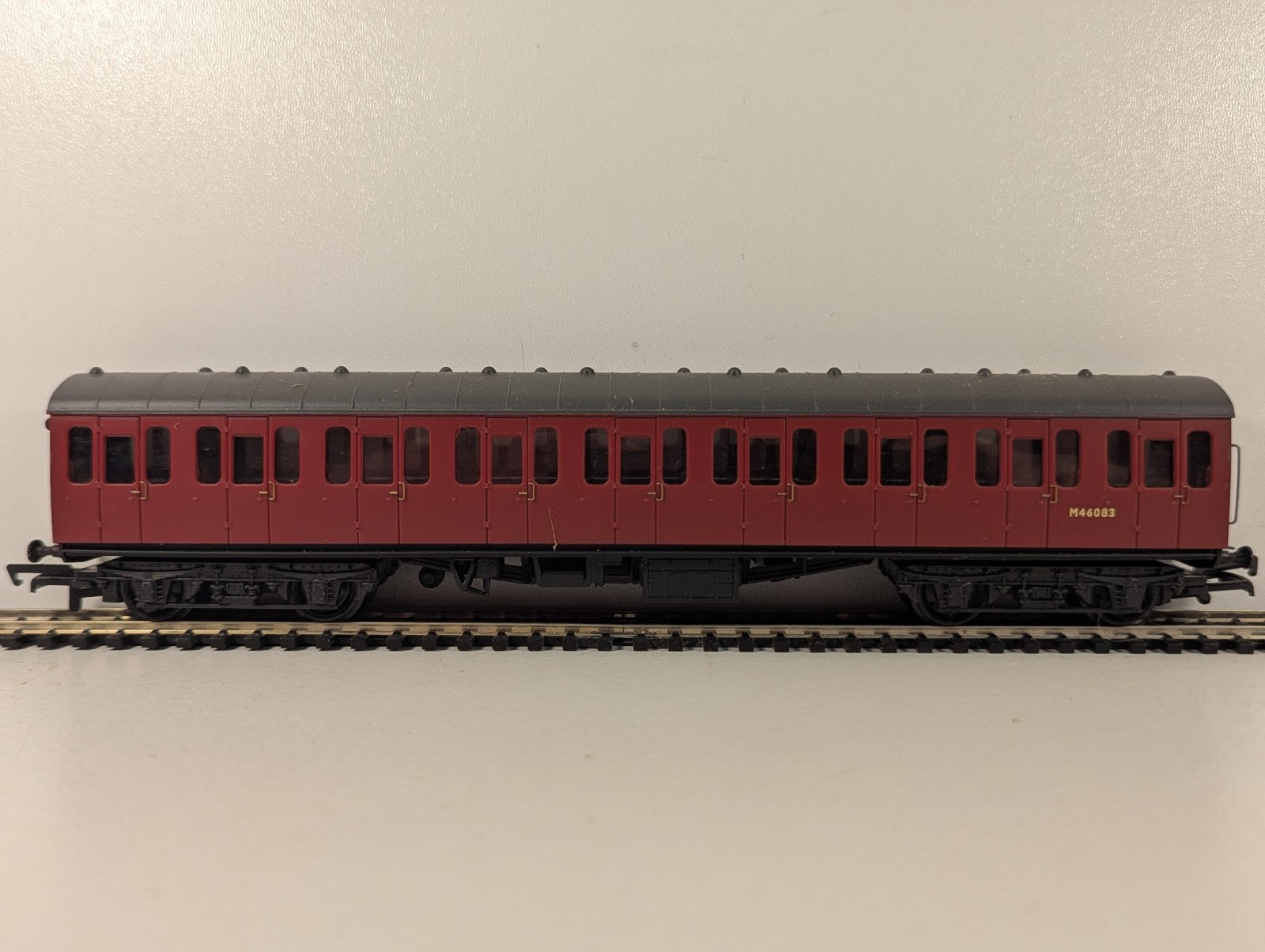 Bachmann OO Gauge 57ft BR Mk1 Suburban Passenger Coach M46083 BR Crimson
