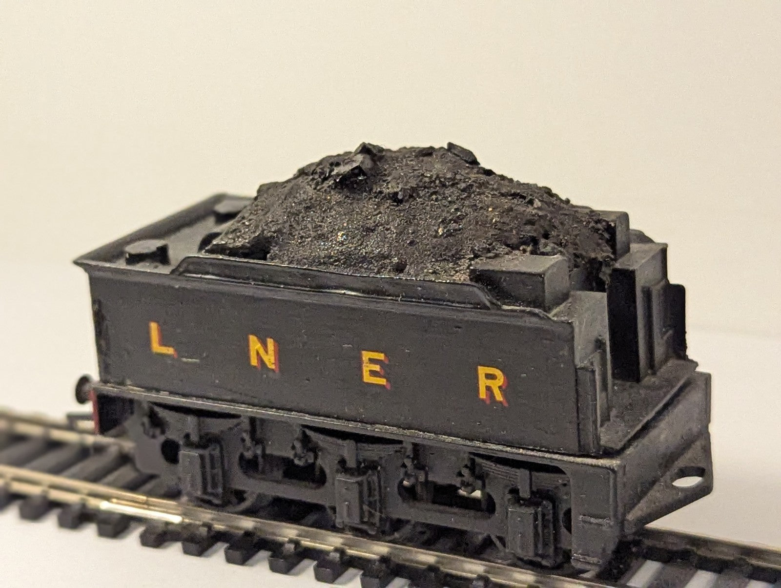 Mainline Class 2P 4-4-0 Steam Locomotive 40568 BR Black OO Gauge
