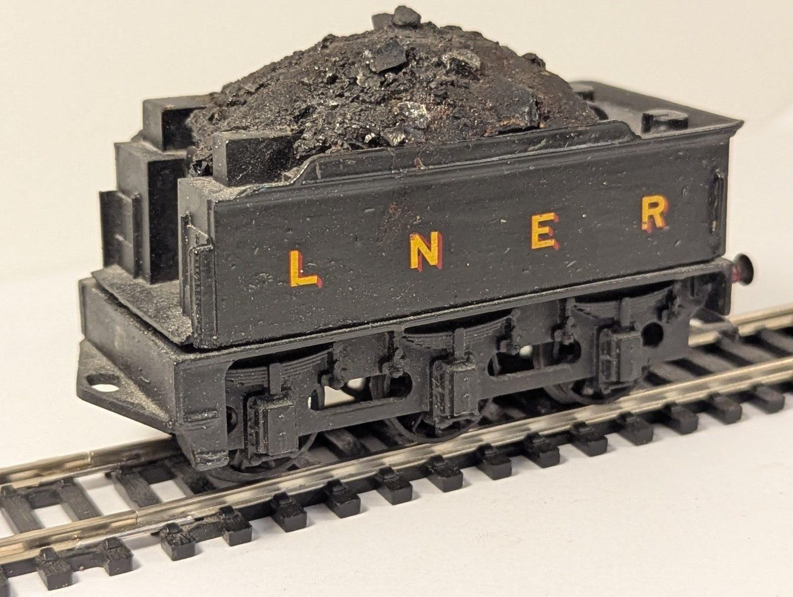 Mainline Class 2P 4-4-0 Steam Locomotive 40568 BR Black OO Gauge
