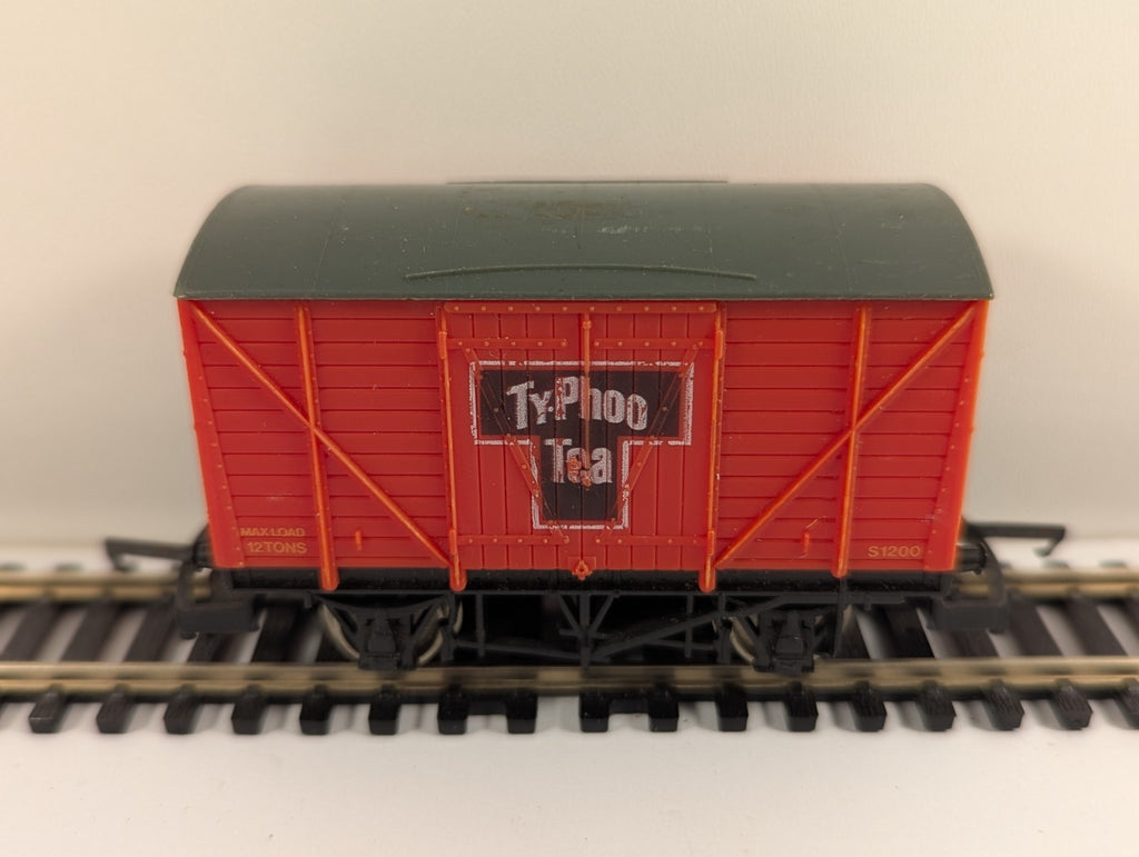 Lima 305601 Typhoo Tea Corrugated End Vent Van – OO Gauge