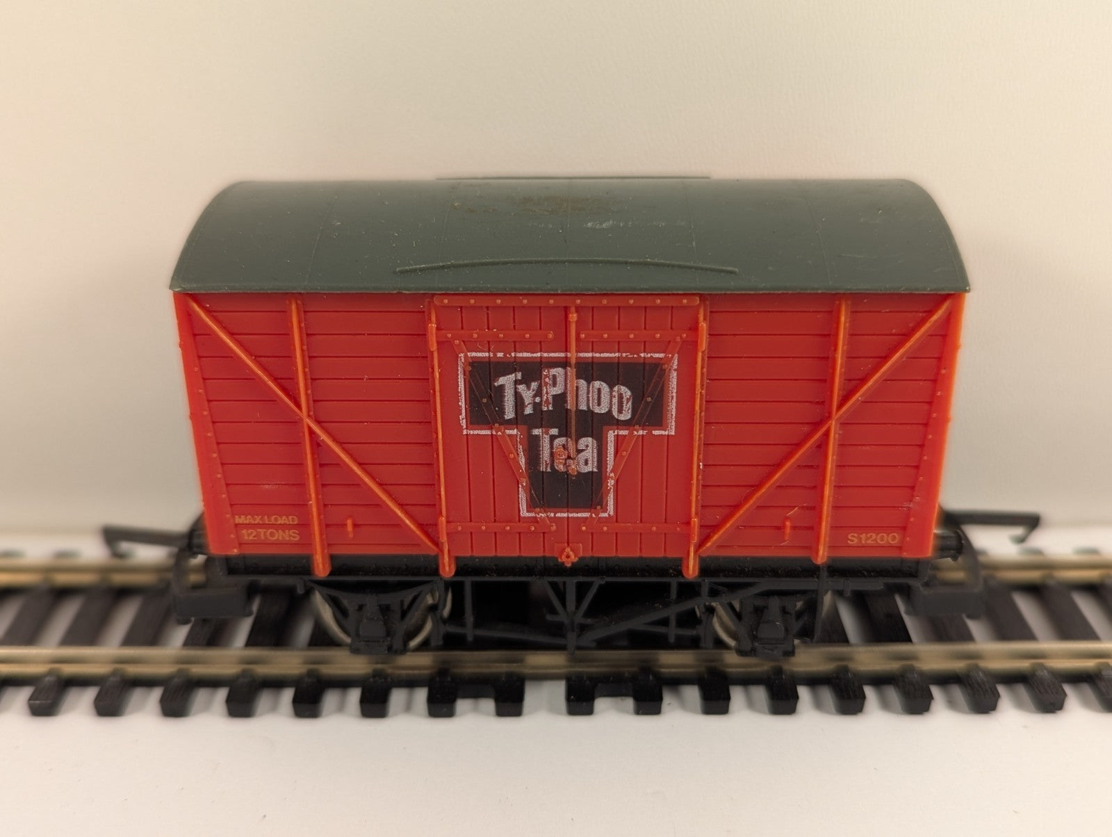 Lima 305601 Typhoo Tea Corrugated End Vent Van – OO Gauge