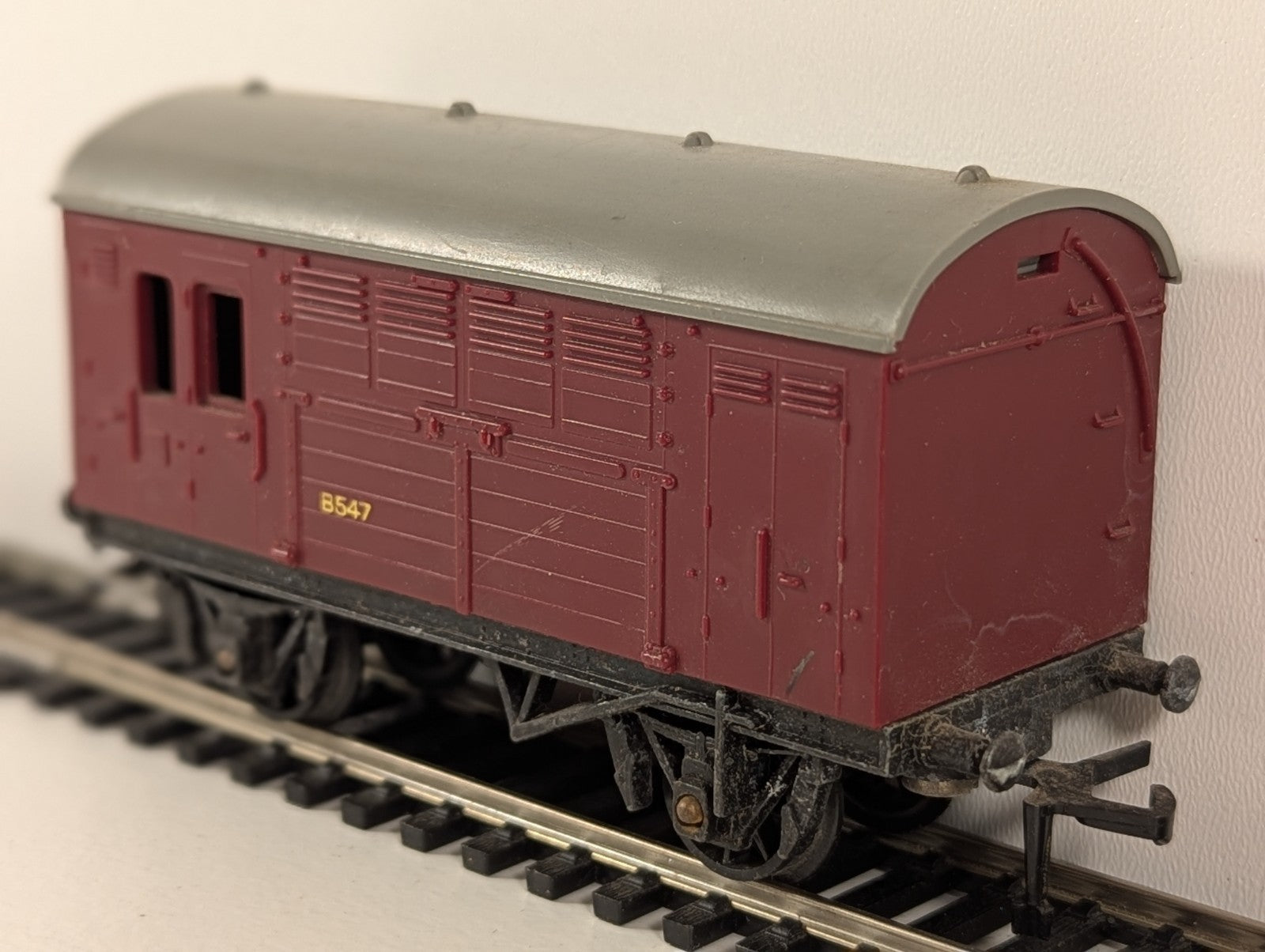 Hornby Horse Box Wagon BR Maroon B547 OO Gauge Coverter Wagon