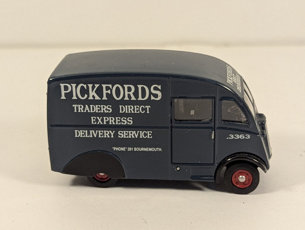 Oxford Diecast 1:76 Scale Commer Q25 Van Die-cast Vehicle FGT 231 Pickfords
