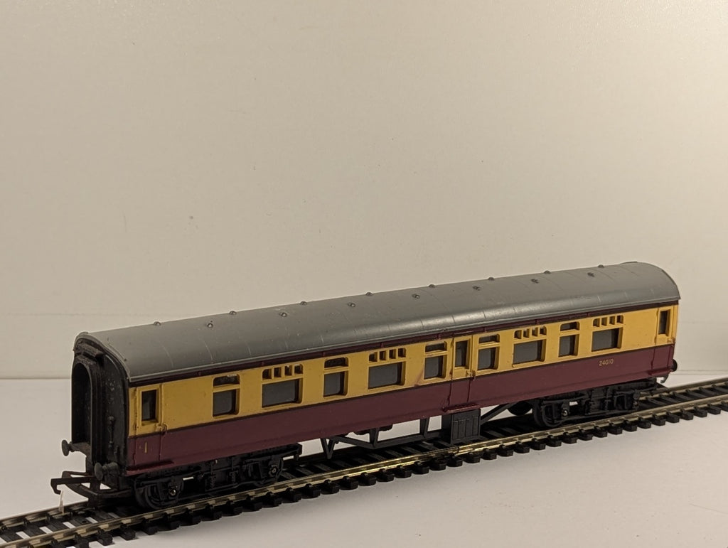 Tri-ang OO Gauge BR Mainline Composite Coach Passenger Coach 24010