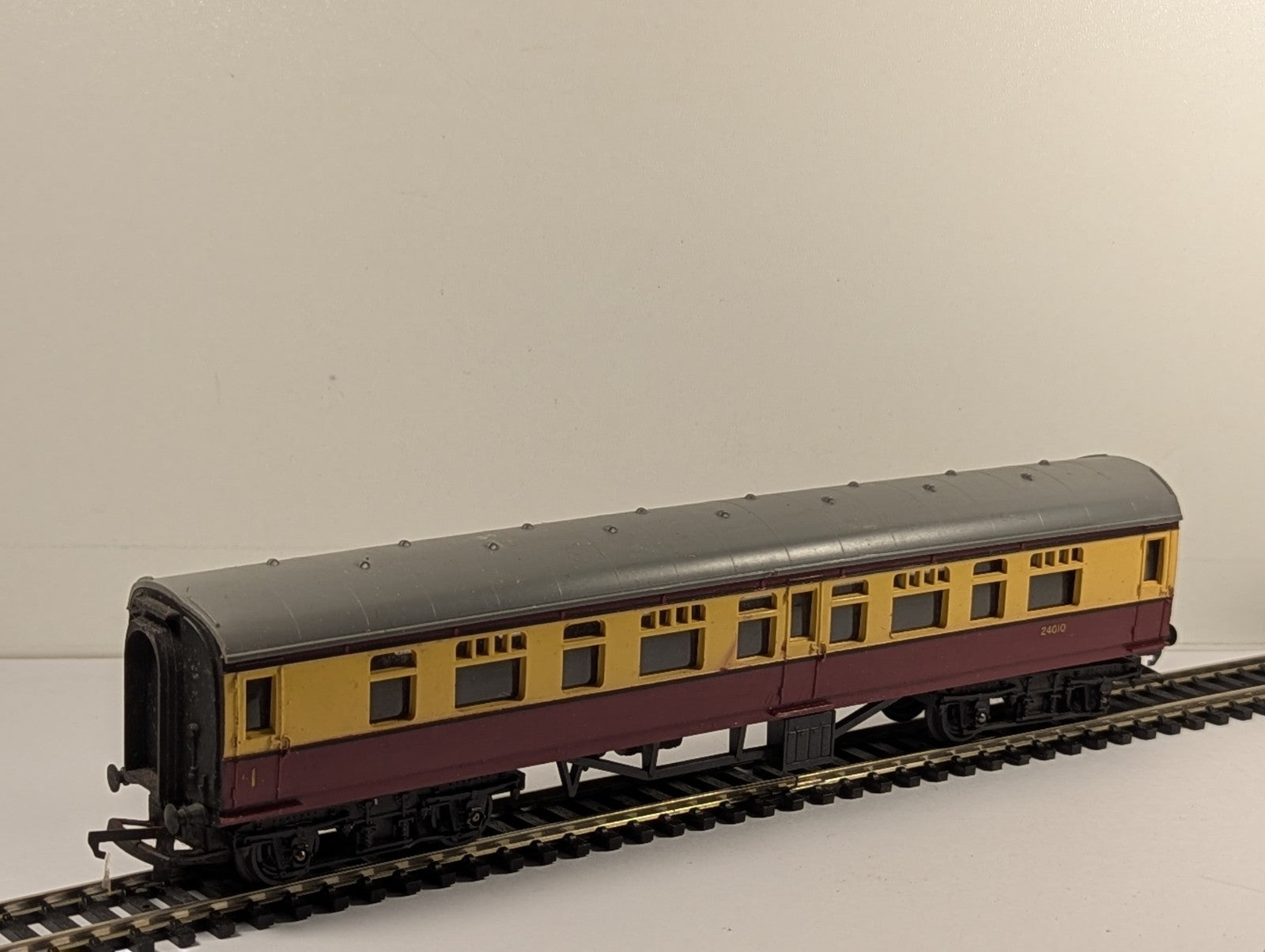 Tri-ang OO Gauge BR Mainline Composite Coach Passenger Coach 24010