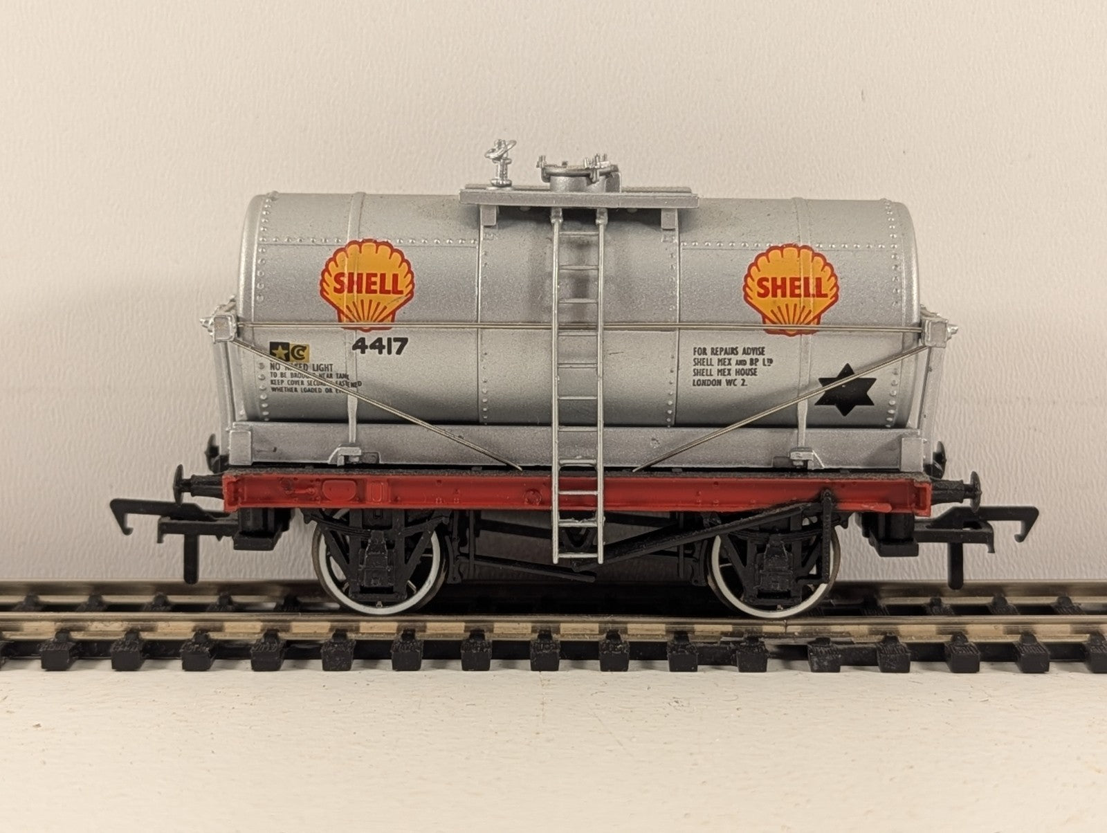 Bachmann OO Gauge 14-Ton Silver Petrol Tank Wagon - Wrong Box