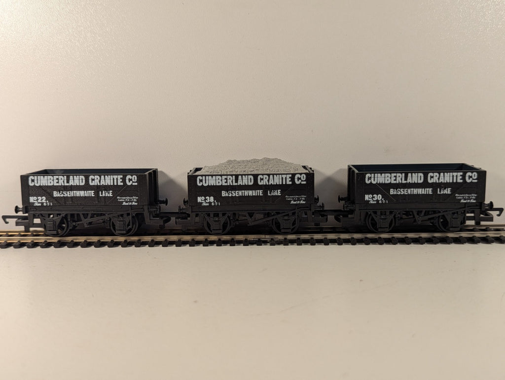 Hornby R6006 OO Gauge Cumberland Granite Co 5 Plank Open Wagon with Load