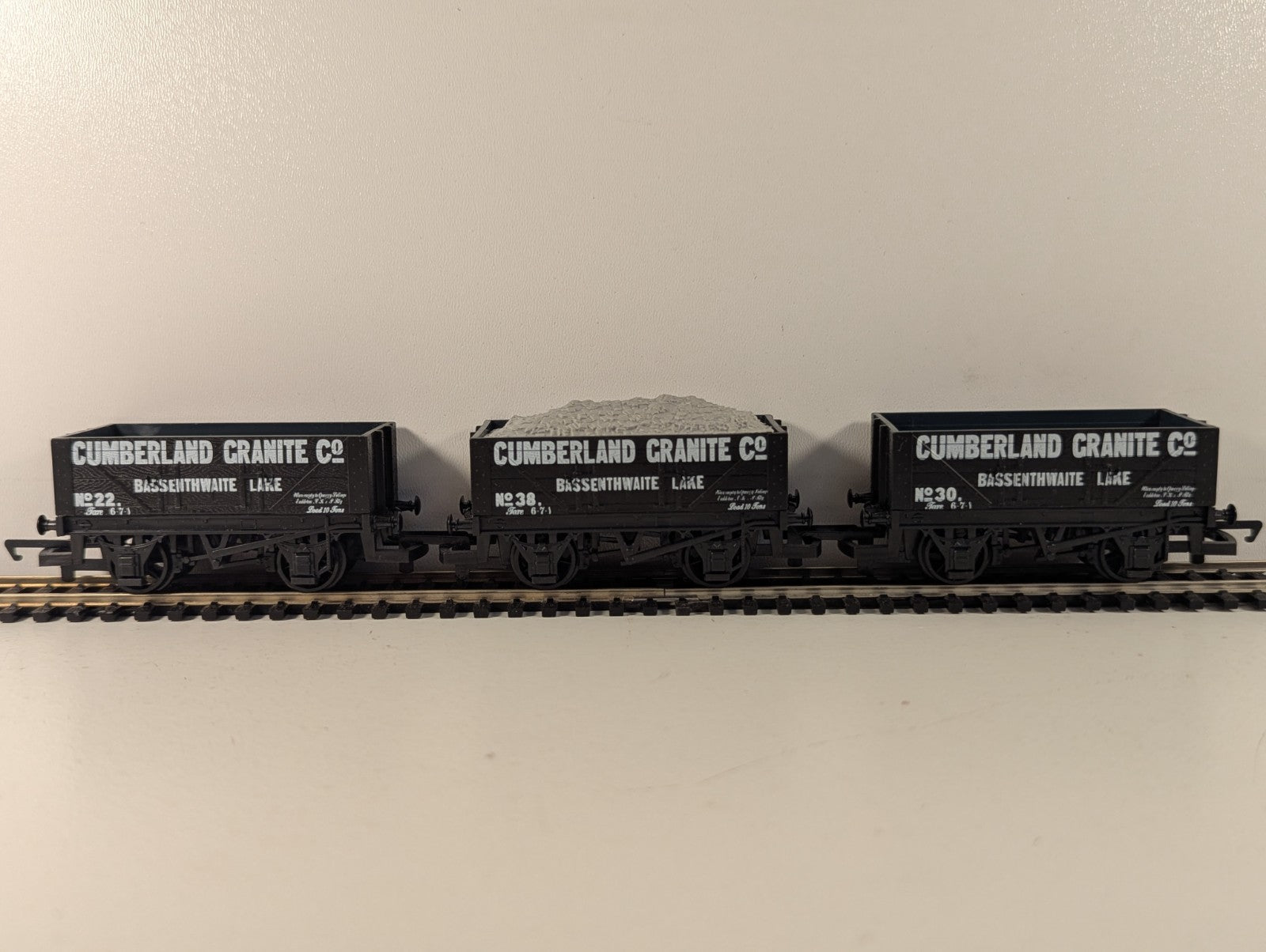 Hornby R6006 OO Gauge Cumberland Granite Co 5 Plank Open Wagon with Load