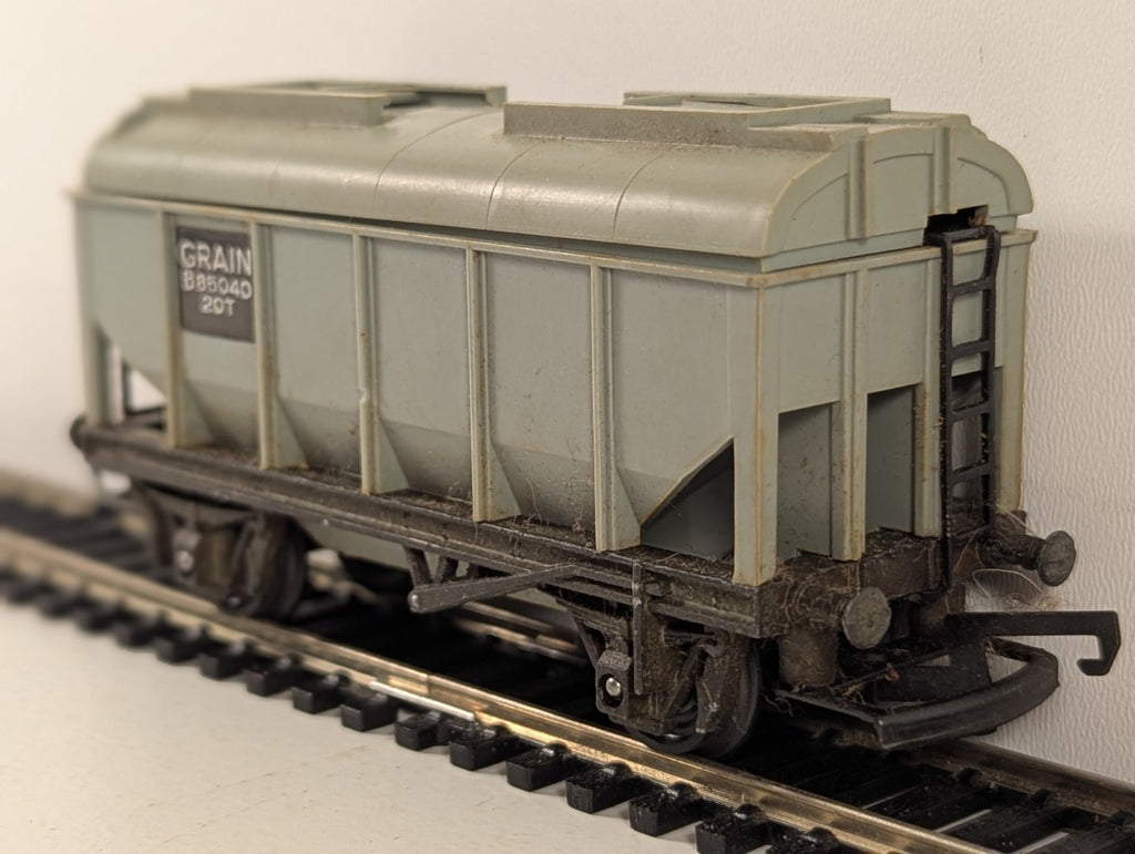 Tri-ang Hornby R215 OO Gauge Bulk Grain Wagon - Boxed