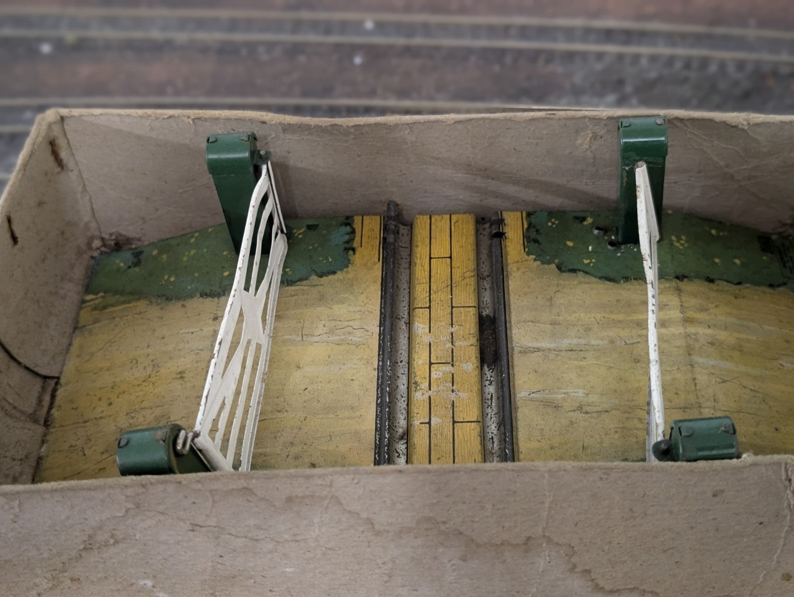 Hornby Trains '0' Gauge No 1 Level Crossing.(42320) Boxed.