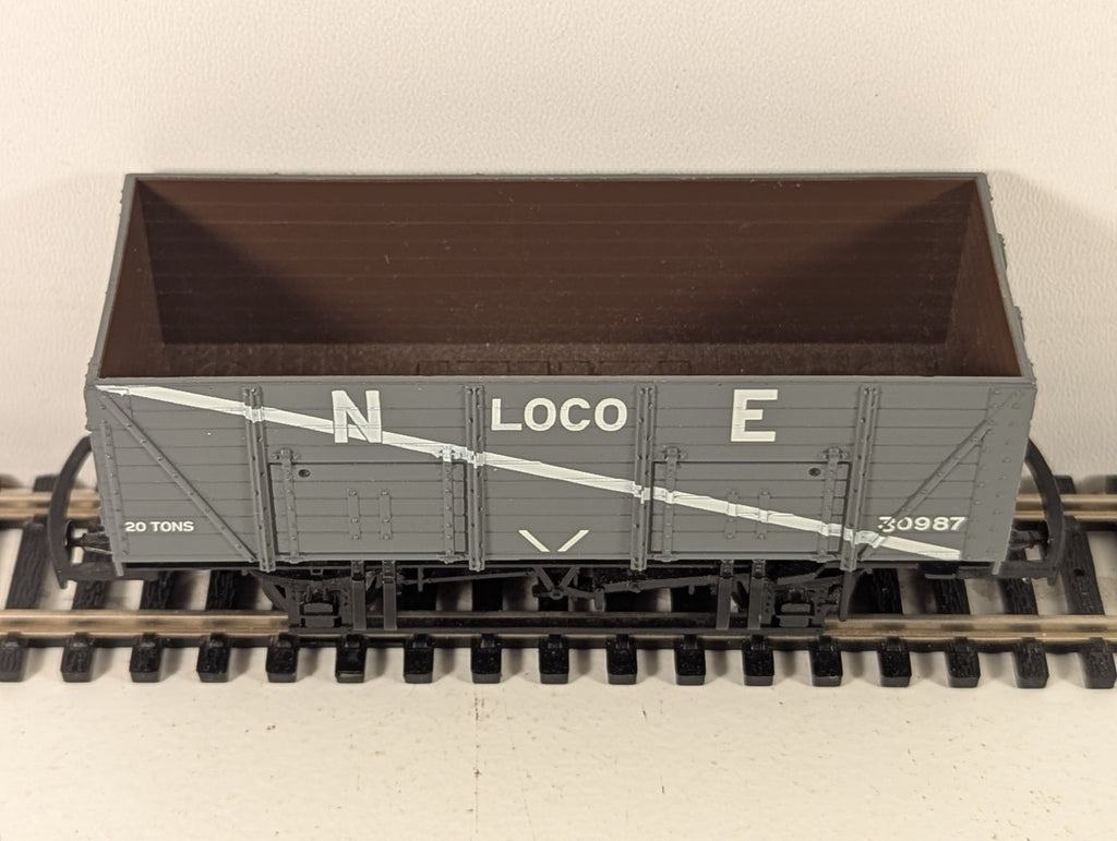 Mainline OO Gauge LNER Grey 7 Plank Wagon – Missing Buffer