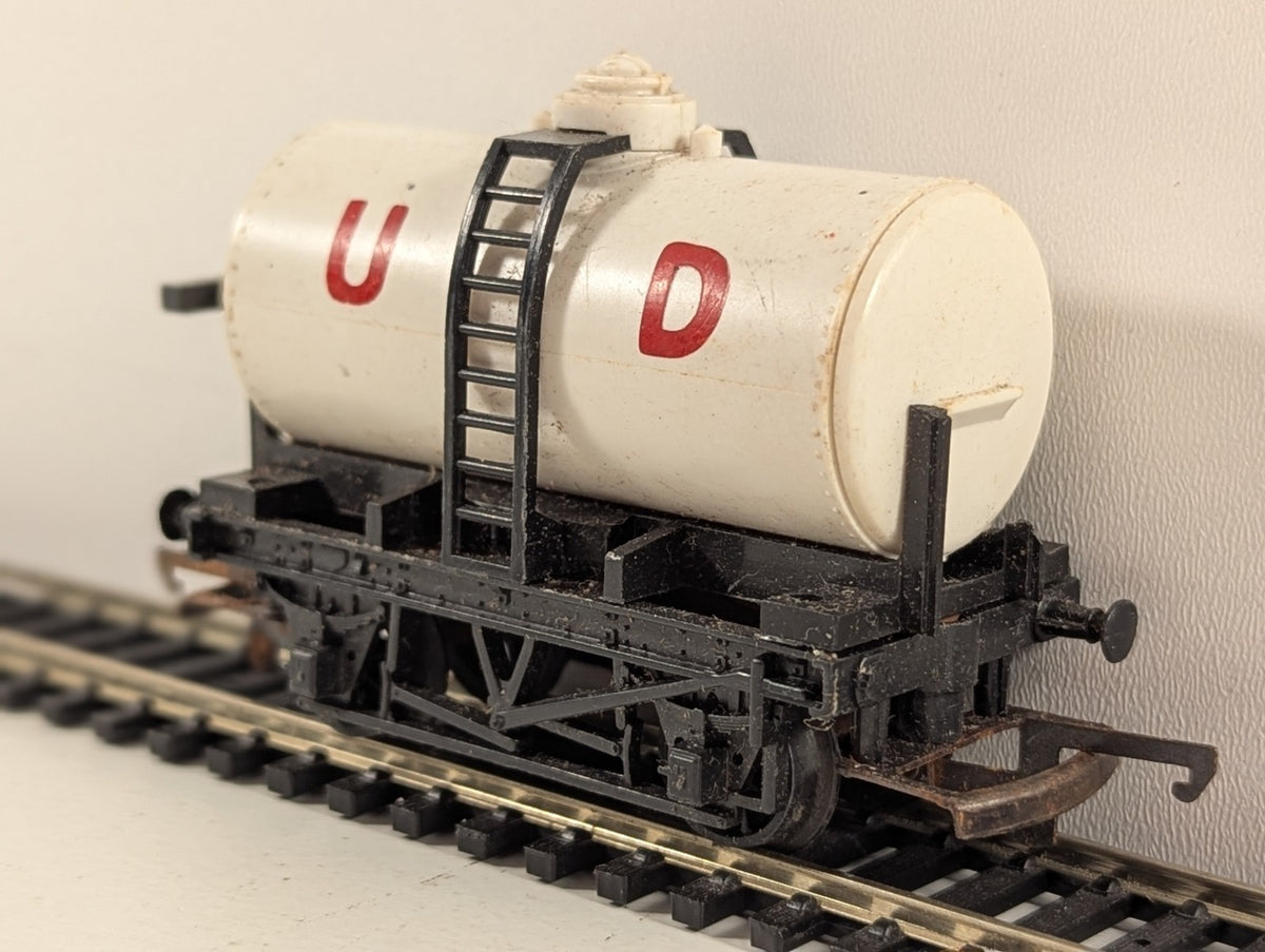 Tri-ang Hornby R15 OO Gauge United Dairies Milk Tanker Wagon – Some Rust