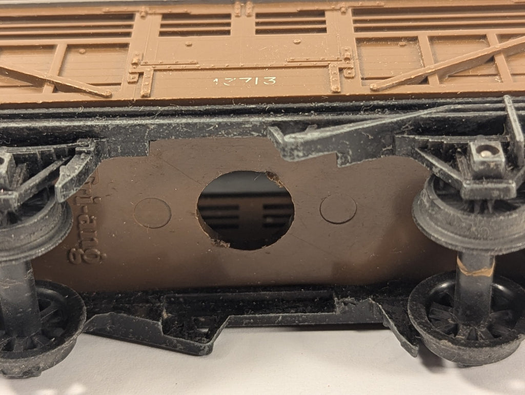 Tri-ang OO Gauge R13 Cattle Wagon Brown M3713