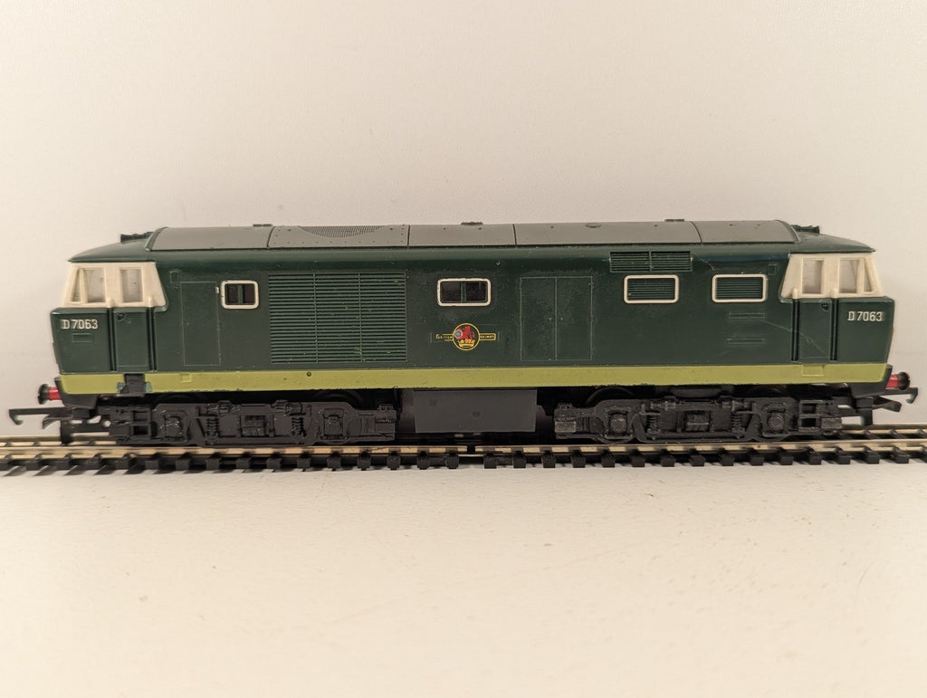 Tri-ang Hornby OO Gauge Class 35 Hymek Locomotive D7063 BR Green R758
