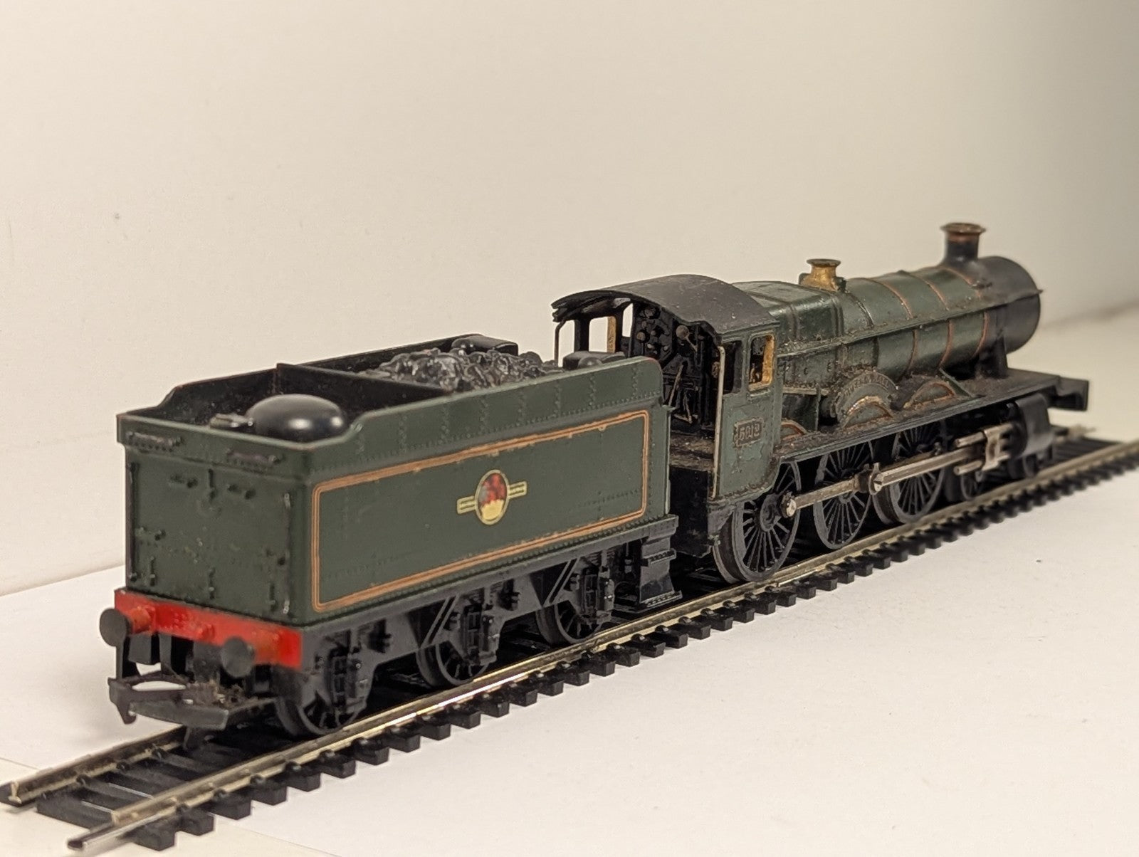 Tri-ang OO Gauge GWR Hall Class 4-6-0 'Queen's Hall' Locomotive 591