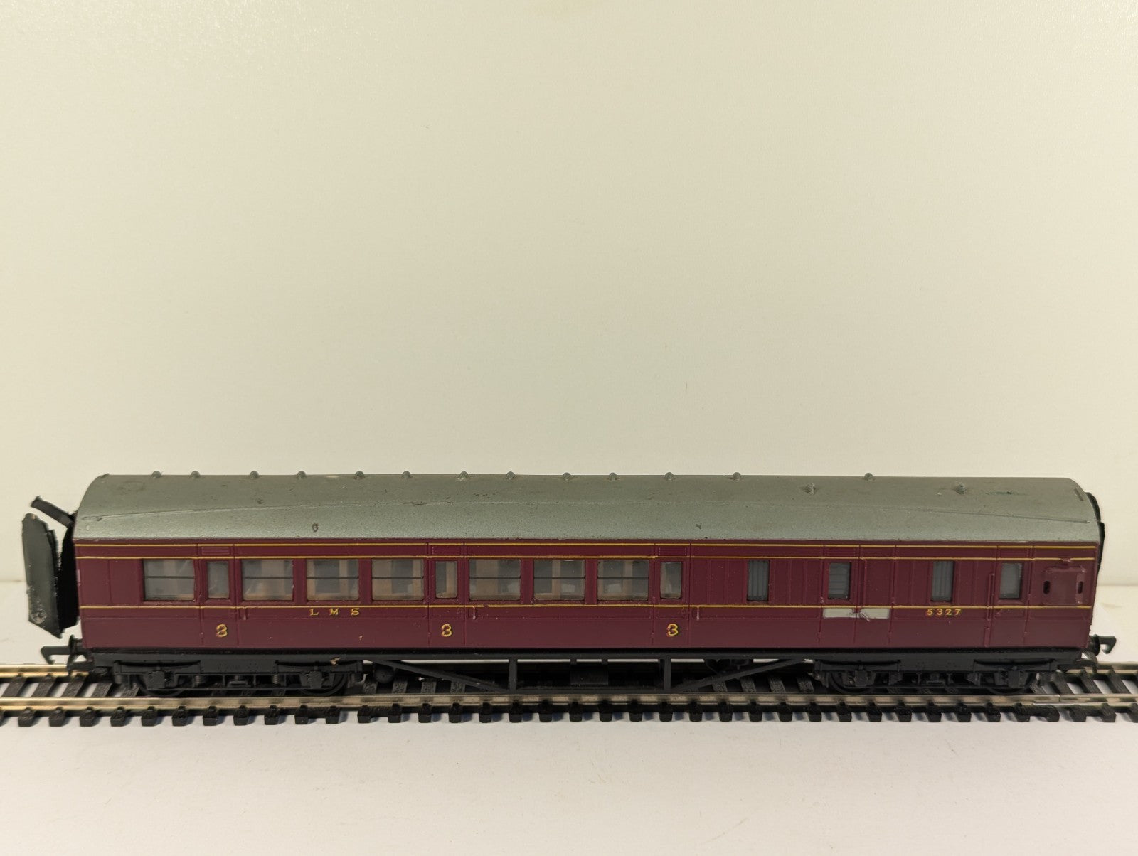 Mainline 37-110 OO Gauge LMS 57ft 3rd Class Brake Corridor Coach Crimson