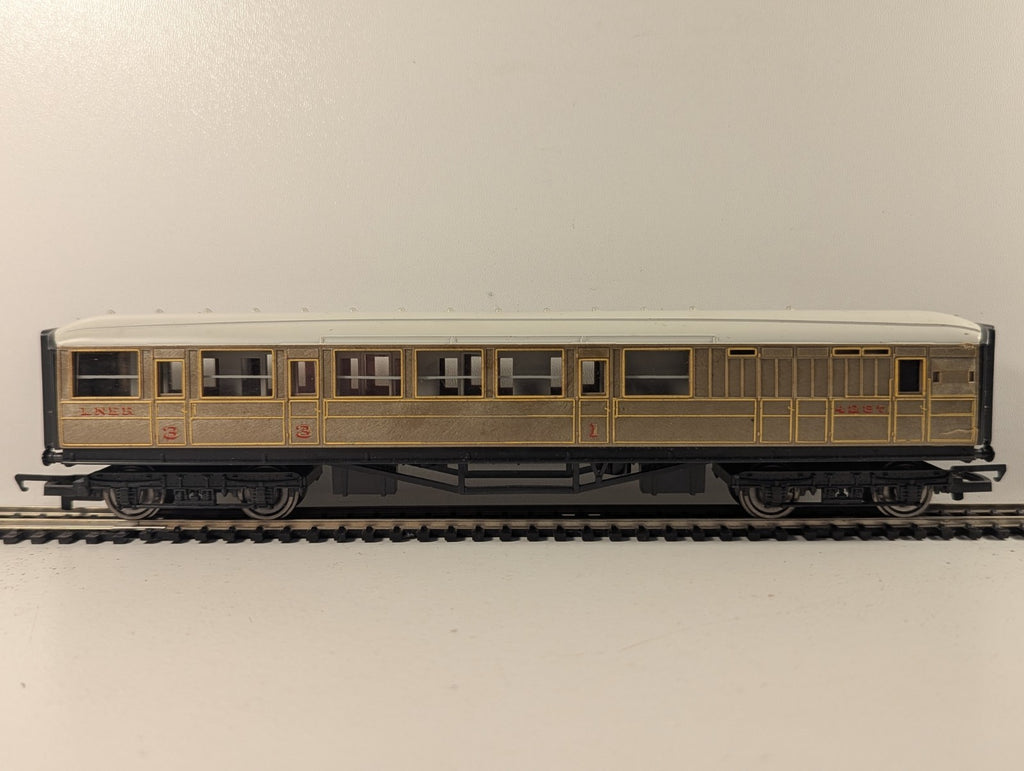 Hornby R478 OO Gauge LNER Teak Brake Composite Coach 4237