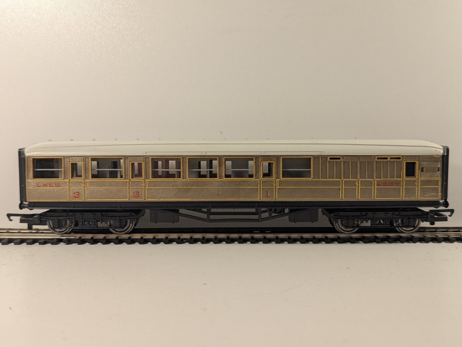 Hornby R478 OO Gauge LNER Teak Brake Composite Coach 4237