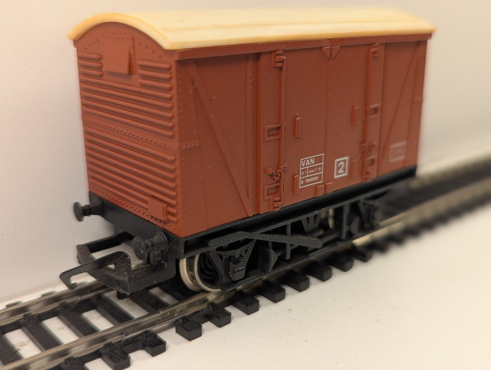 Hornby R.242 BR Ventilated Van OO Gauge