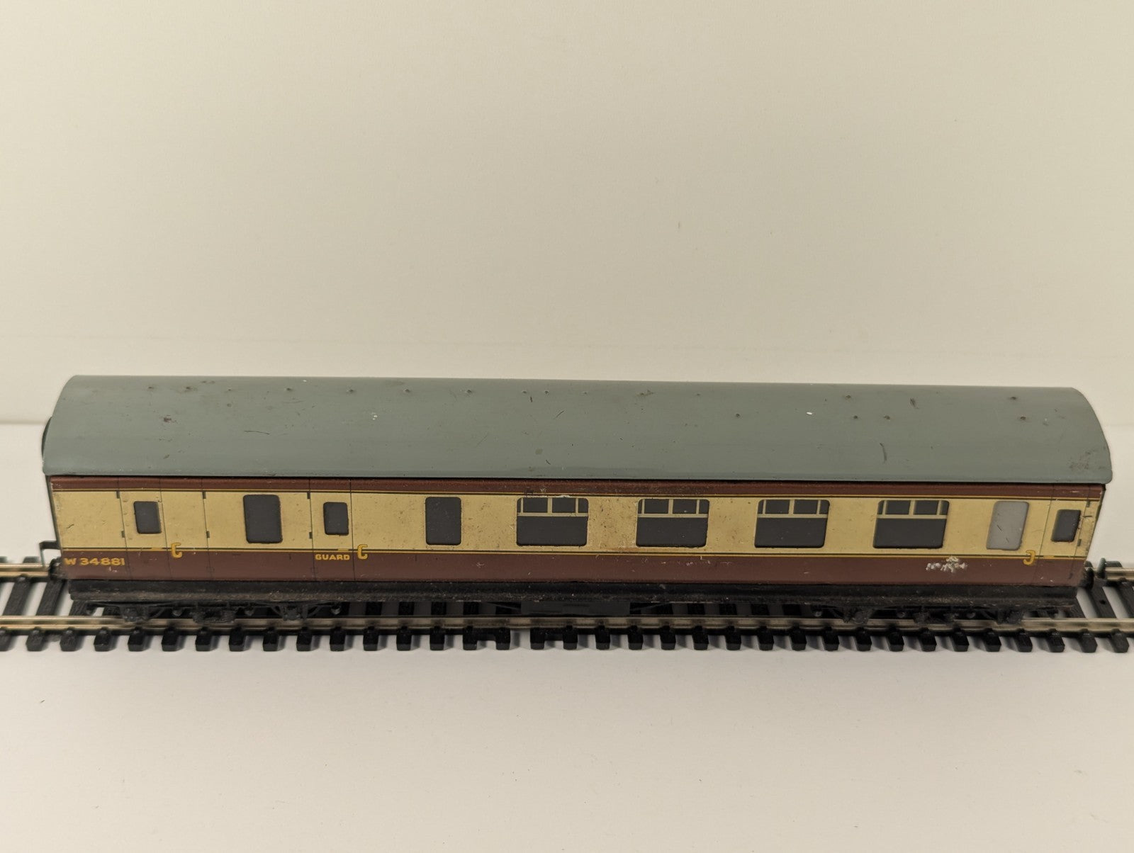 Hornby Dublo OO Gauge Stanier Brake Coach Chocolate & Cream