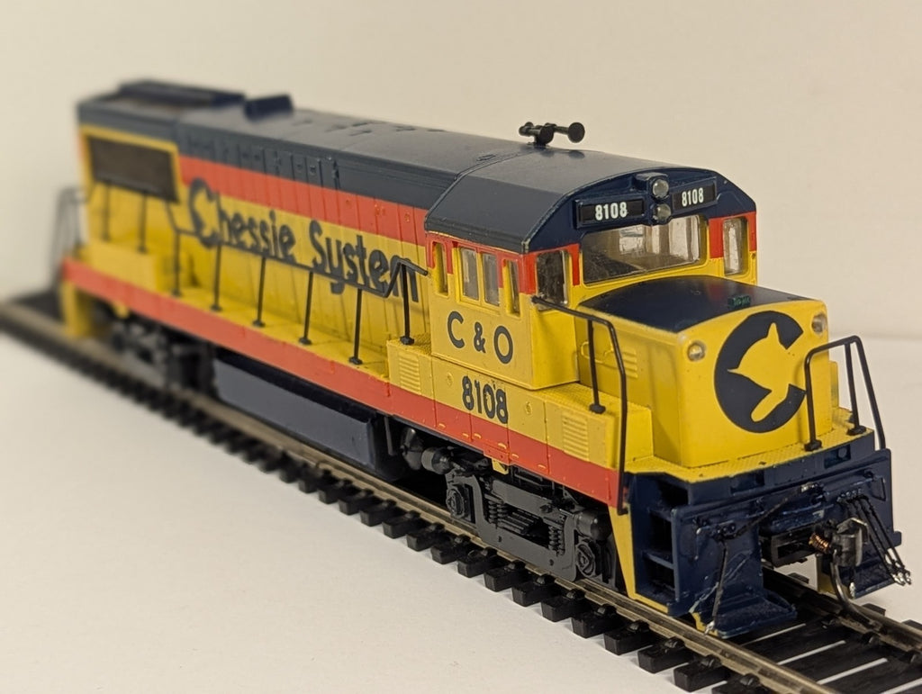 Kato GE U25B Diesel Locomotive Chessie System No. 8108 HO Gauge