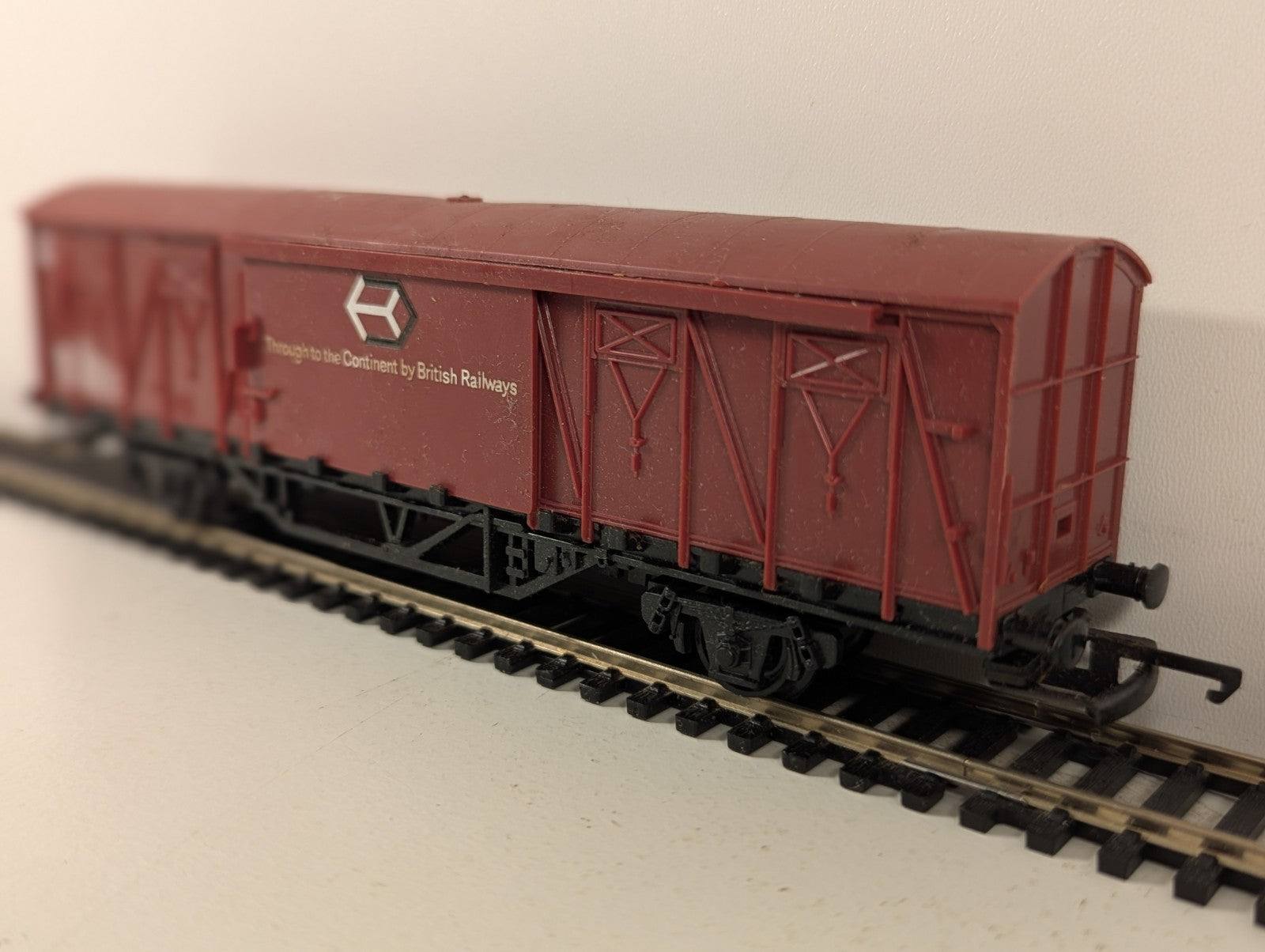 Tri-ang Hornby R738 OO Gauge Red BR Anglo-Continental Ferry Van