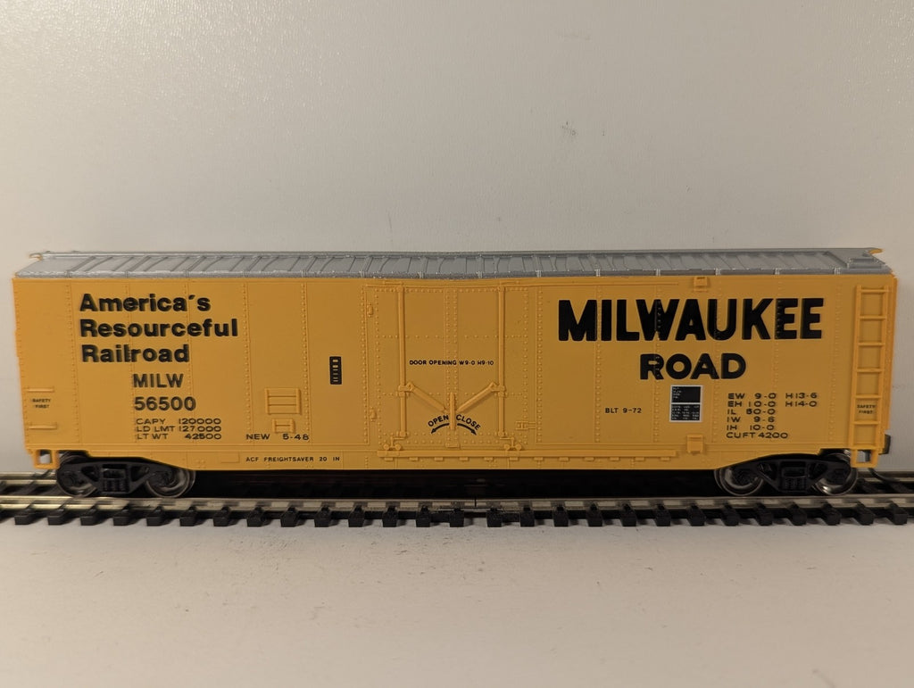 HO Gauge 50ft Box Car Milwaukee Road 56500 Milwaukee Road Yellow