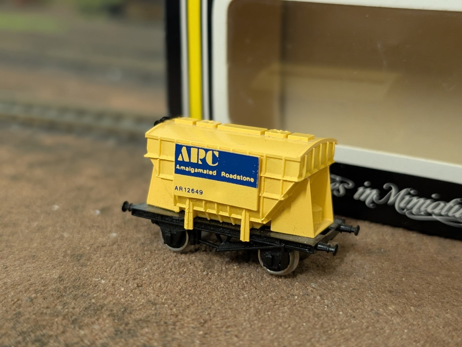 Graham Farish 3512 N Gauge CPV Presflo Bulk Powder Wagon "Blue Circle"