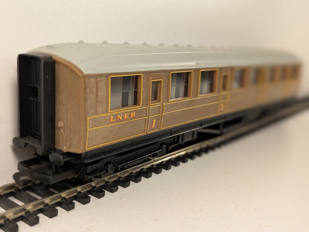 Hornby OO Gauge LNER Teak Composite Coach Passenger Coach 22357
