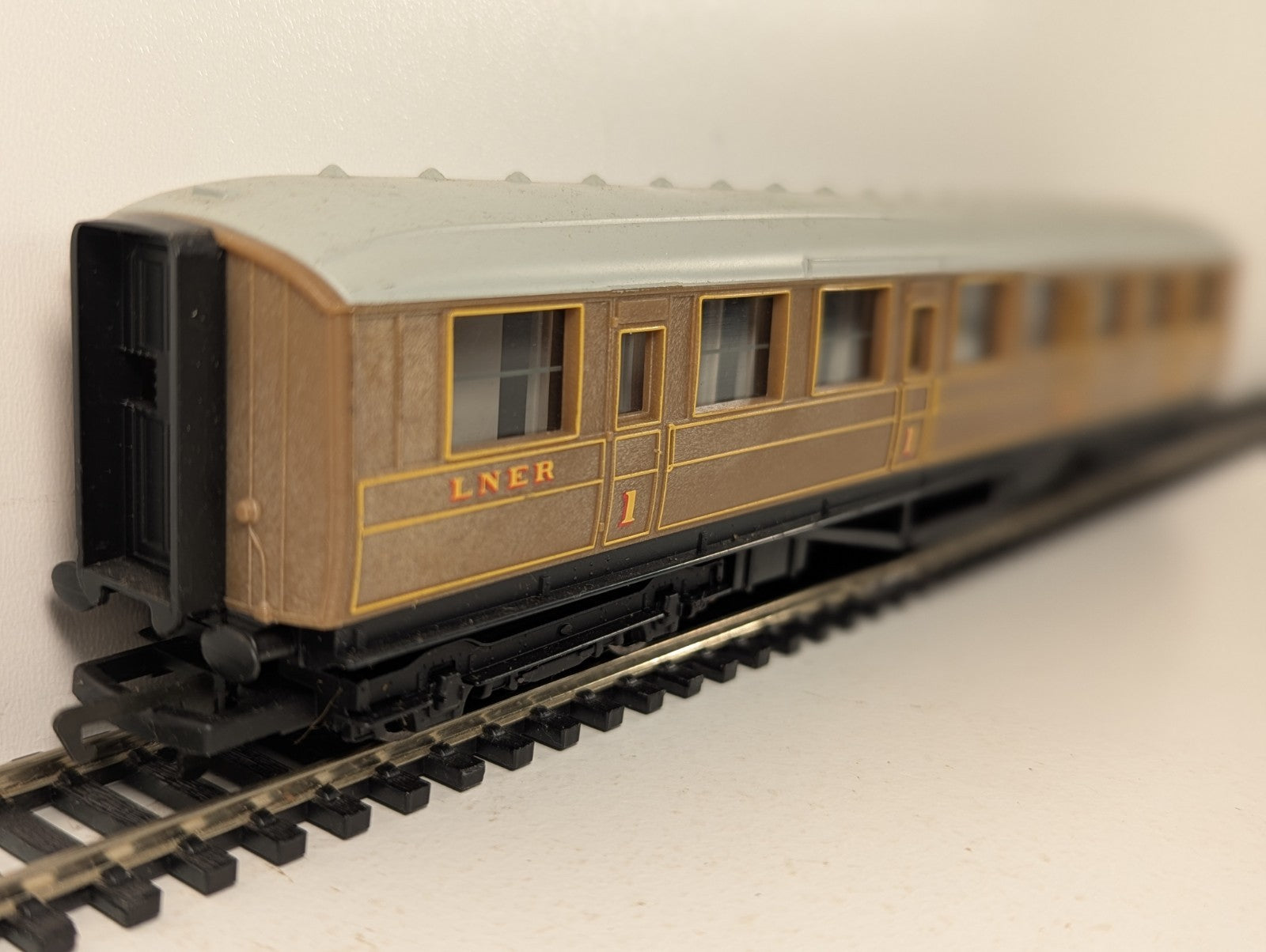 Hornby OO Gauge LNER Teak Composite Coach Passenger Coach 22357