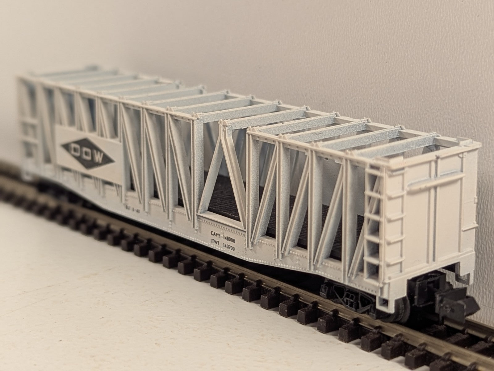 Trix N Gauge 70-Ton DOW Chemical Company Flat Beam Container Car