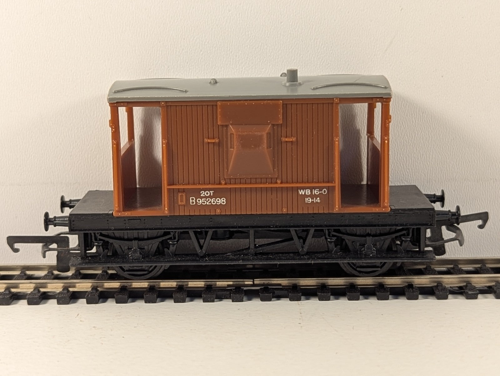 Tri-ang R016 BR 20 Ton Standard Brake Van Brown