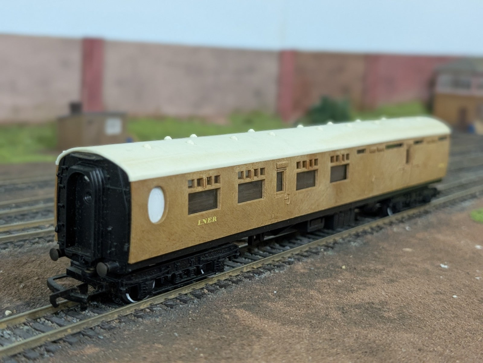 Tri-ang R746A L.N.E.R Corridor Brake 3rd Coach 1870