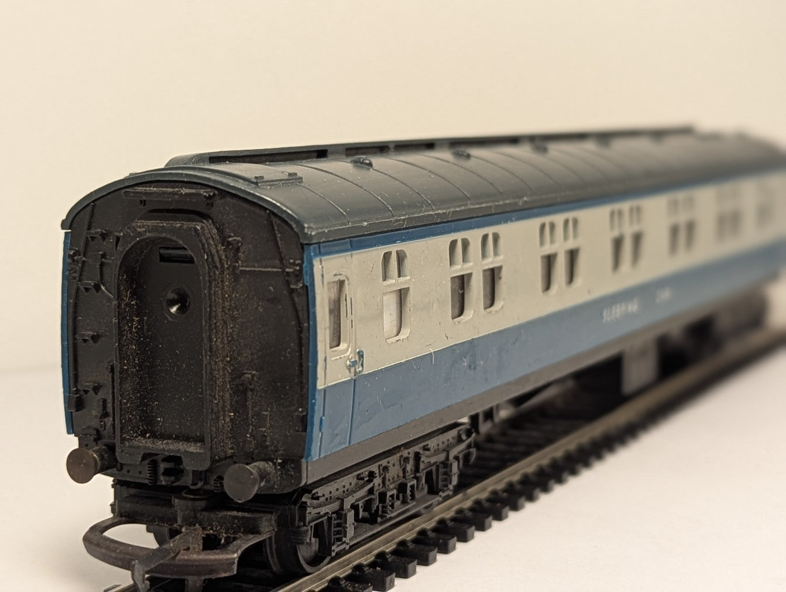 Hornby R339 OO Gauge BR Blue/Grey Mk1 Sleeper Coach No. 2510