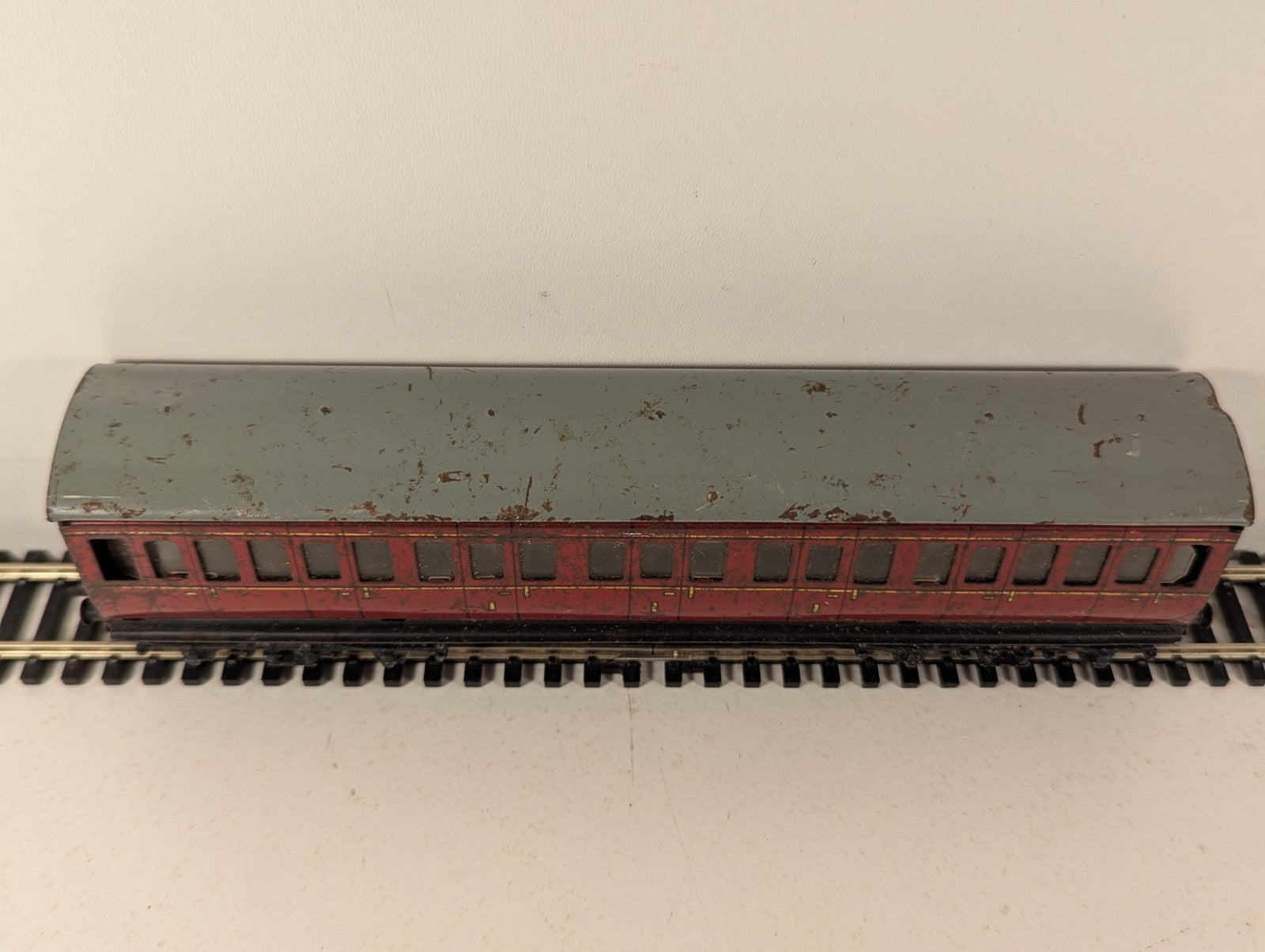 Hornby OO Gauge Passenger Coach LMS Maroon