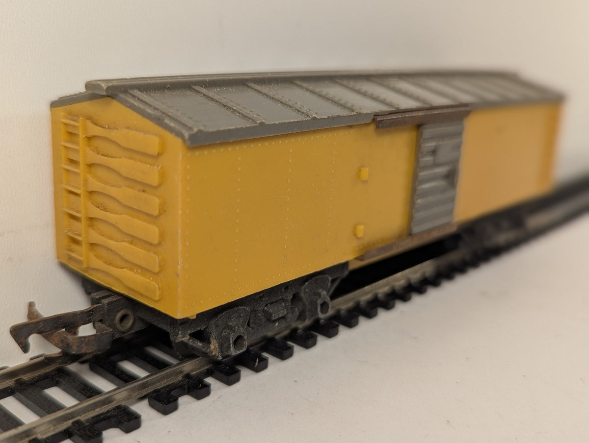 Triang Refrigerator Car Boxcar Yellow & Grey