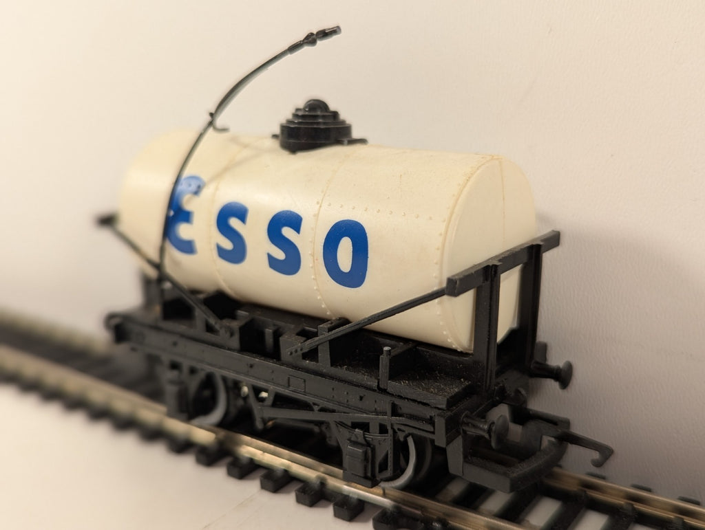 Hornby R096 OO Gauge White Esso Tanker Broken Cross Piece