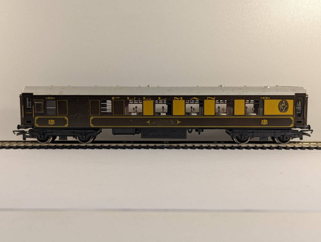 Hornby OO Gauge Pullman Brake Coach - Damaged Name Decals