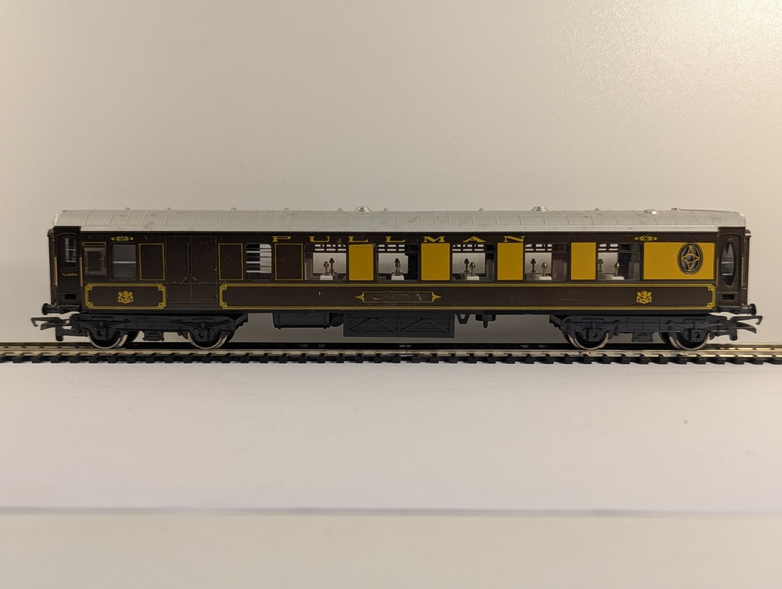 Hornby OO Gauge Pullman Brake Coach - Damaged Name Decals