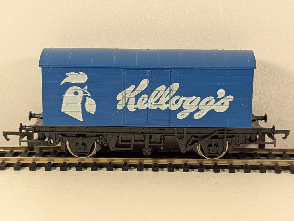Hornby R222 OO Gauge Long Wheelbase Van – Kellogg’s